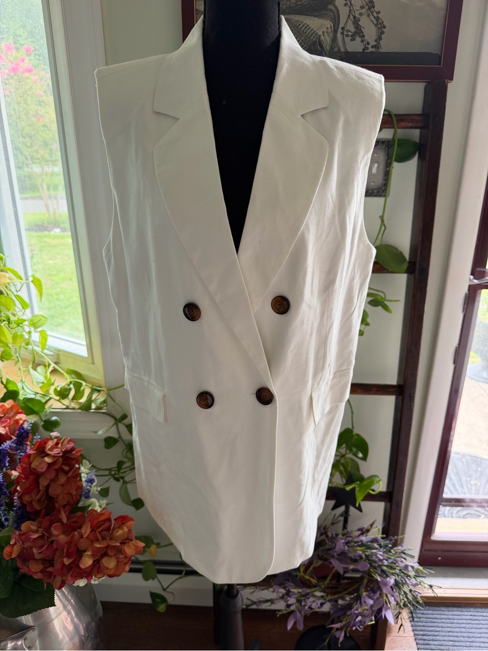 White Double-Breasted Sleeveless Blazer Vest